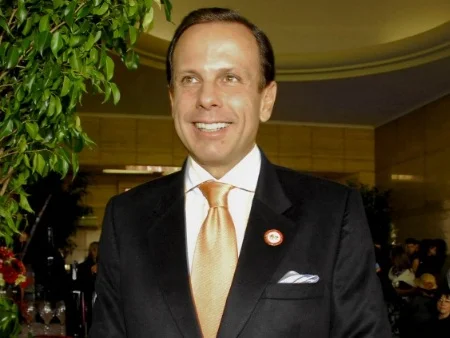 Lula aciona Justiça contra João Doria