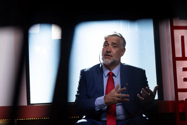 Foto colorida do Dputado Federal Paulo Pimenta em entrevista no estúdio do Metrópoles sobre CPMI do INSS - Metrópoles