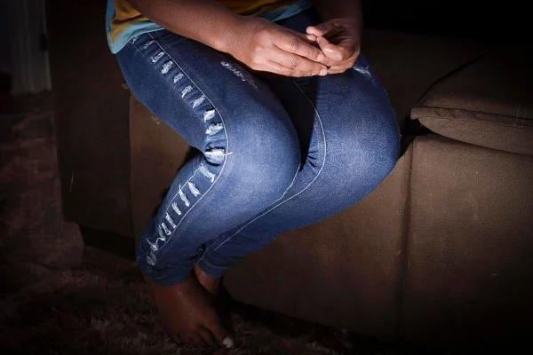 mulher sentada de mãos cruzadas