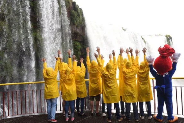 Pica-Pau visita Cataratas do Iguaçu e recria cena icônica do desenho
