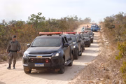Viaturas chegando ao local para iniciar a operação de desocupação