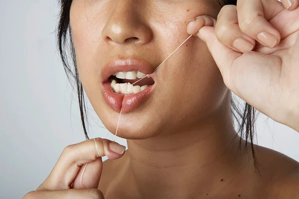 Passar fio dental uma vez por dia é suficiente para sua saúde bucal