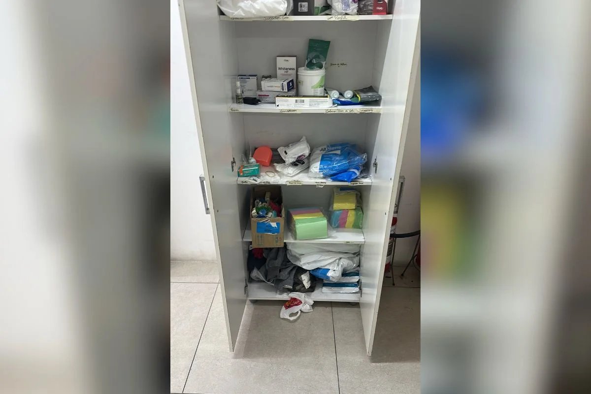O farsante tem um consultório em condições precárias de higiene e pratica estelionatos contra os pacientes com o uso da panorâmica facial O farsante tem um consultório em condições precárias de higiene e pratica estelionatos contra os pacientes com o uso da panorâmica facial