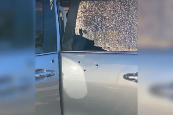 Imagem colorida de um veículo baleado - Metrópoles