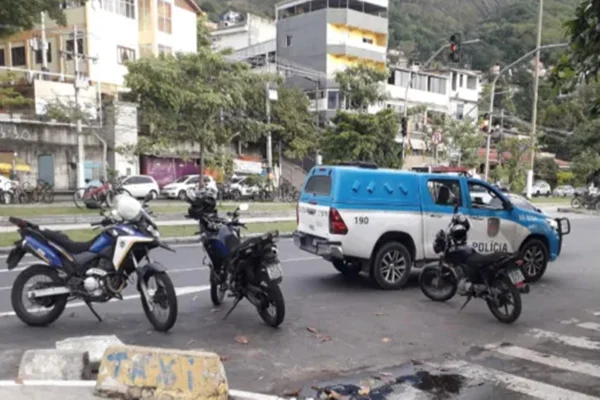 Polícia encontra corpo concretado em chão de casa no RJ