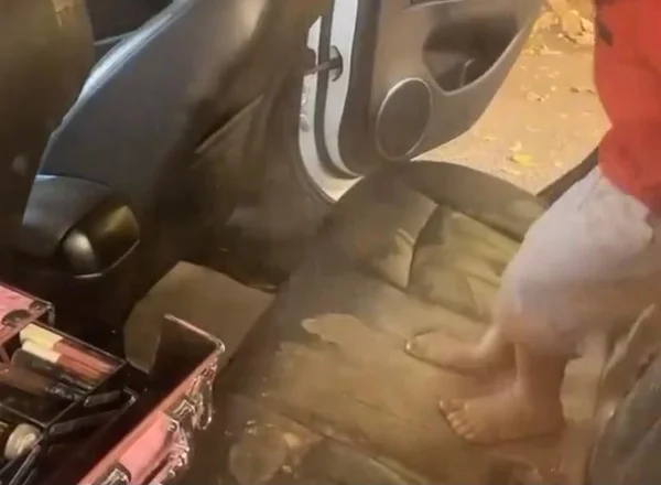 Menino detona carro da mãe com maquiagem: “Anticoncepcional tá em dia?”