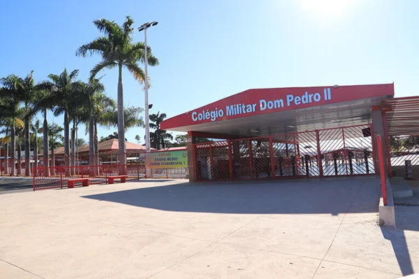 Foto colorida da fachada do colégio militar