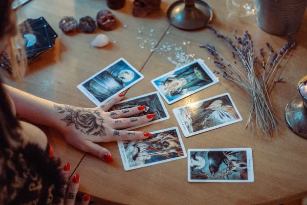 Cartas de Tarot na mesa com a mão