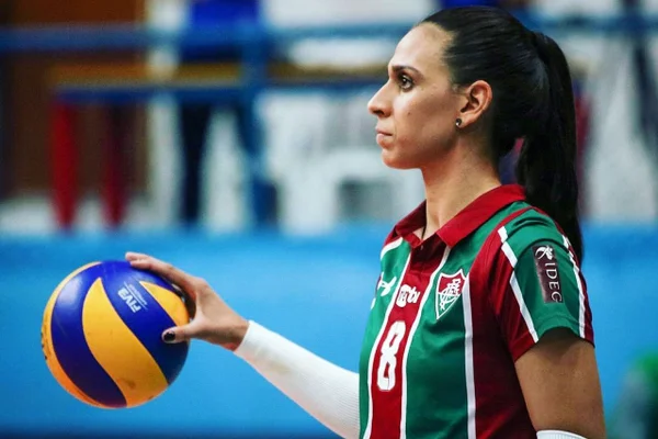 Imagem colorida: Paula Borgo segura bola de vôlei de perfil - Metrópoles