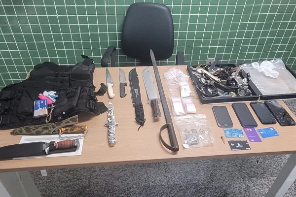 Foto colorida de armas brancas