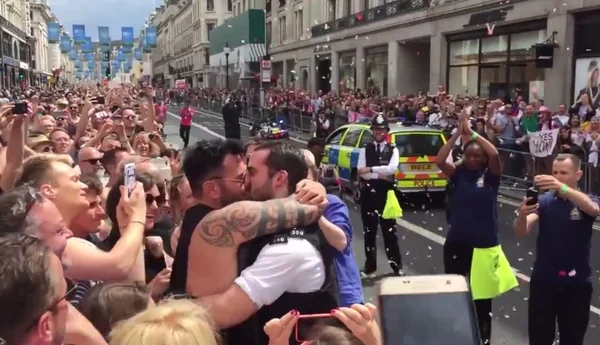 Policial pede namorado em casamento na Parada LGBT de Londres