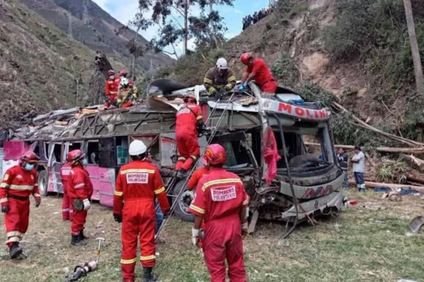 imagem colorida acidente de ônibus no peru