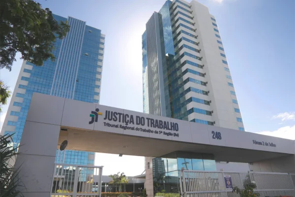 Justiça condena empresa após supervisor mandar homem trocar absorvente