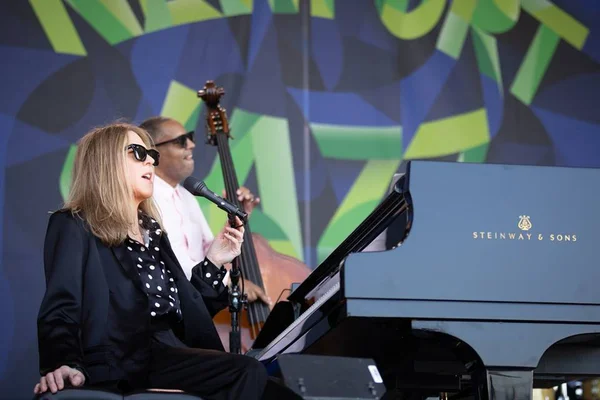 Diana Krall tocando piano preto - Metrópoles