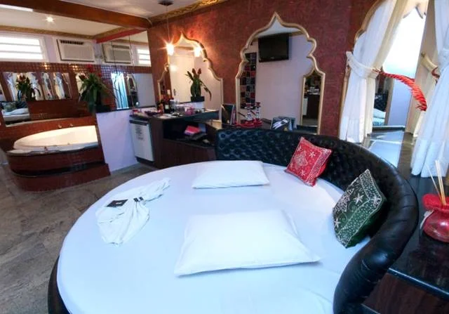 A suíte Árabe do Playtime Motel conta com ar condicionado, hidromassagem, circuito audiovisual e toda a ambientação para deixar os hóspedes com o mood de noite nas Arábias. Os valores para a permanência de 4 horas são de R$ 208 de segunda a quinta e R$ 260 de sexta a domingo A suíte Árabe do Playtime Motel conta com ar condicionado, hidromassagem, circuito audiovisual e toda a ambientação para deixar os hóspedes com o mood de noite nas Arábias. Os valores para a permanência de 4 horas são de R$ 208 de segunda a quinta e R$ 260 de sexta a domingo