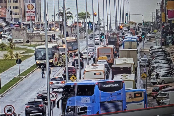 Imagem de câmera de segurança mostra atendimento a idosa atropelada por ônibus em Taguatinga Centro - Metrópoles