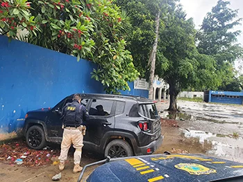Escola na Maré é utilizada para depósito de veículos roubados no Rio
