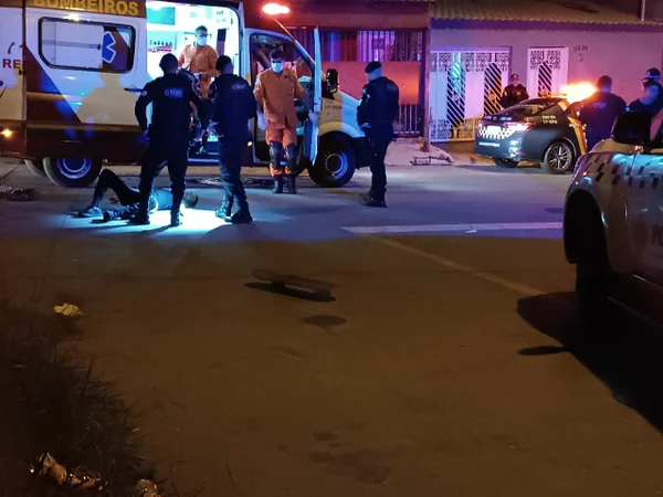 Imagem colorida de policiais e bombeiros em frente a uma ambulância - Metrópoles