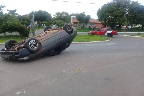 Mulher de 34 anos morre ao capotar carro no DF