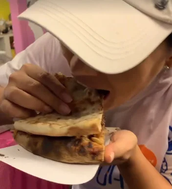 Vídeo: Michelle Bolsonaro faz “sanduba de pizza” durante evento de ONG