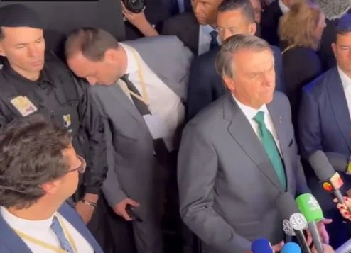 Vídeo: Carlos Bolsonaro esbarra cabeça em segurança no fim do debate
