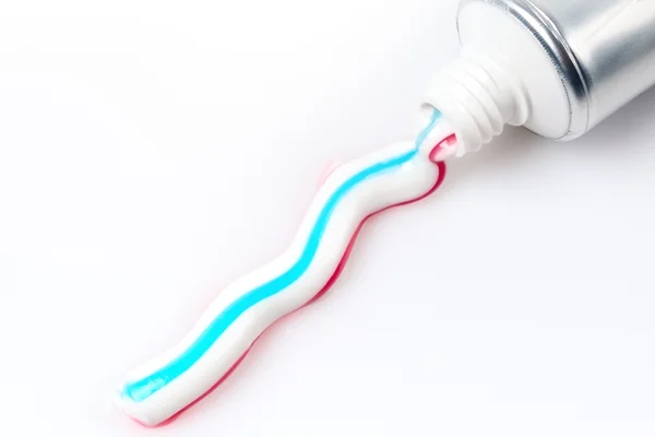 Médicos pedem para que homens parem de passar pasta de dente no pênis