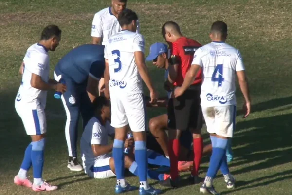 Jogadores do Goiatuba reclamam com árbitro no jogo contra Inter de Limeira pela Série D