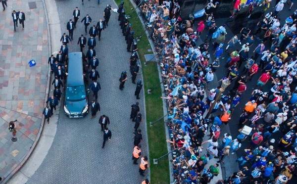 Corpo de Maradona chega a cemitério após caos ter interrompido velório