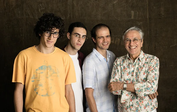 Caetano Veloso apresenta show ao lado de filhos em Brasília