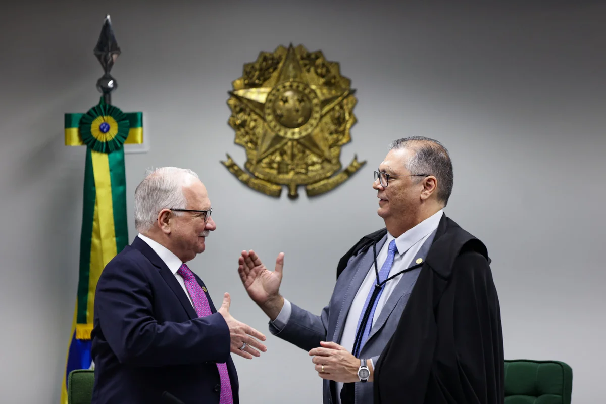 Após fala de Fachin, Dino questiona quem "promete" fim de inquéritos