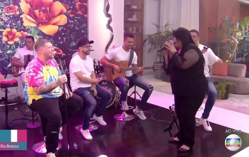 Ele cantou ao vivo com a mãe Ele cantou ao vivo com a mãe