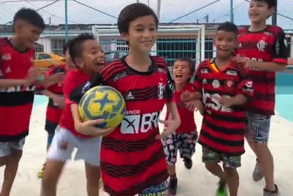 Camisa do Flamengo brilha em propaganda do governo da Colômbia