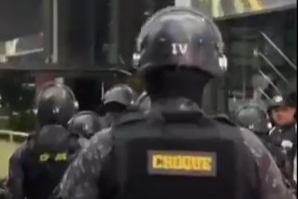 Imagem mostra policial - Metrópoles
