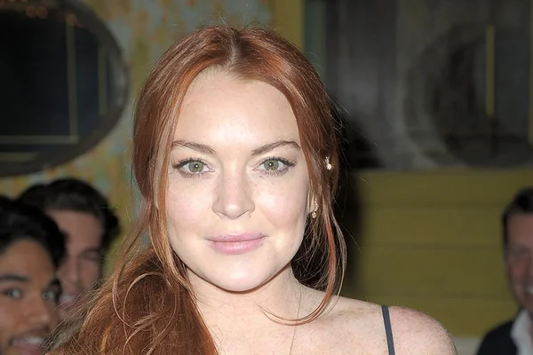 Lindsay Lohan convida Britney Spears e Paris Hilton para festa