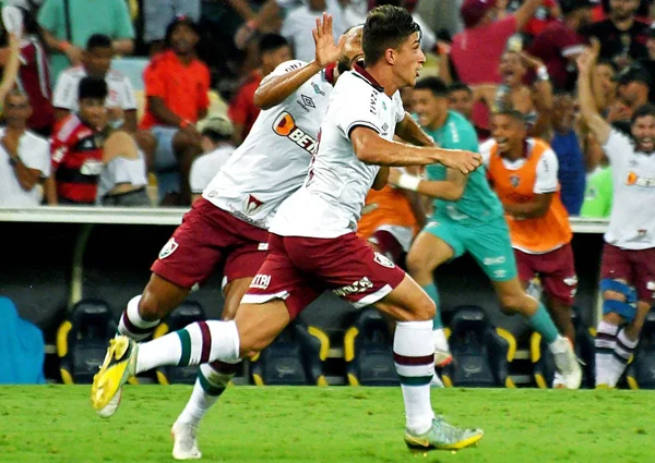 Gabriel Pirani comemorando gol