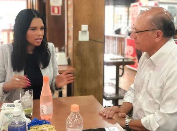 Ariadna Arantes, ex-participante do Big Brother Brasil, conversa com o ex-governador Geraldo Alckmin