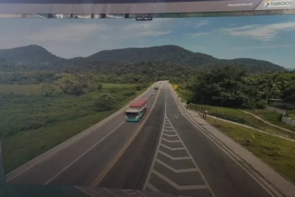 Imagem mostra patrulhamento de estrada com drone - Metrópoles