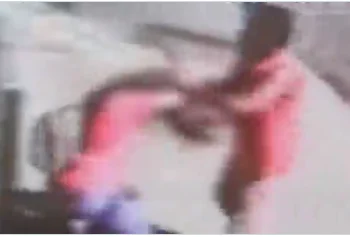 Imagem mostra o momento em que um homem agride uma mulher na rua - Metrópoles