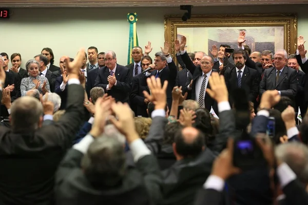 Por aclamação, PMDB rompe oficialmente com governo Dilma