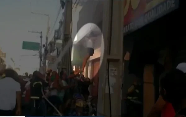 Vídeo: Mulher se joga de prédio em chamas na BA