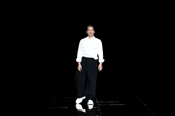 marc jacobs com camisa branca e calça preta - metrópoles