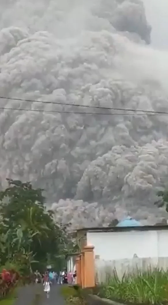 A nuvem de fumaça chegou a 15 km de altura A nuvem de fumaça chegou a 15 km de altura