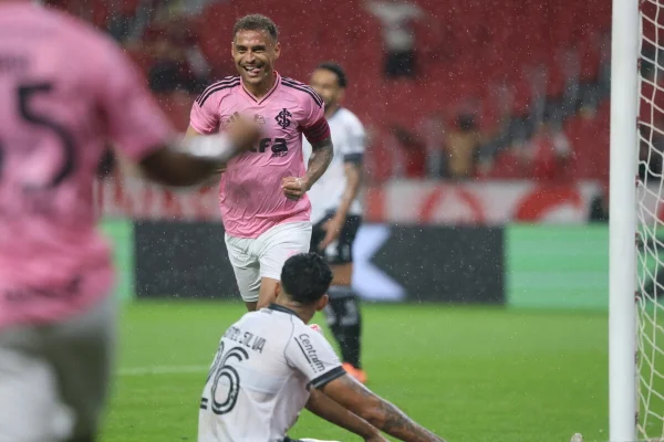 Alan Patrick comemorando gol sobre o Botafogo no Campeonato Brasileiro