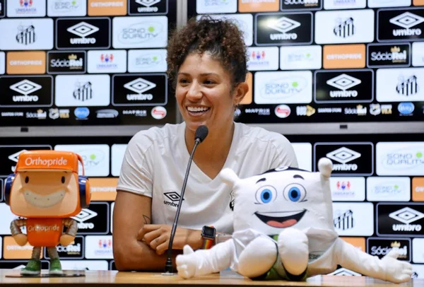 Cristiane perde dente em jogo do Santos e é zoada por elenco e esposa