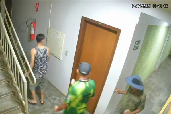 Homens chegam em prédio onde um deles é morto e esquartejado pelos outros dois - Metrópoles