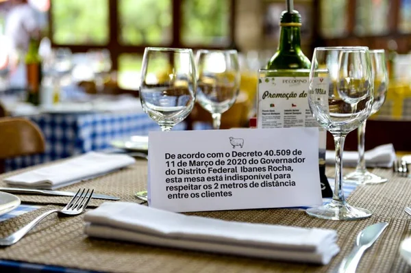 Aviso em restaurante sobre o decreto com medidas contra o coronavírus