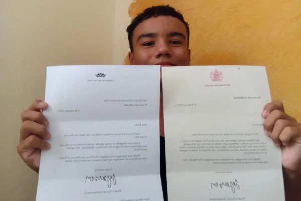 Foto de adolescente com cartas enviadas do Palácio de Buckingham e do Palácio de Kensington - Metrópoles