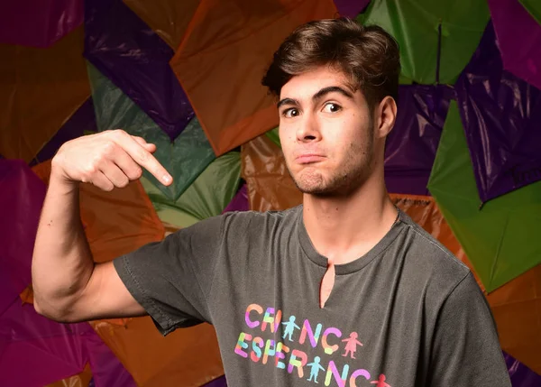 Vazam na web fotos íntimas do ator Rafael Vitti, de Malhação