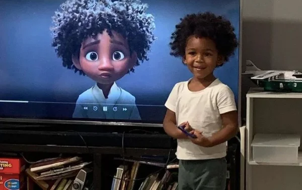 Garoto viraliza após se identificar com personagem negro em filme