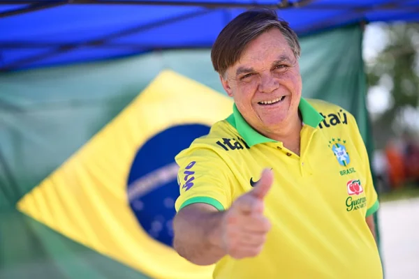 Com Bolsonaro preso, sósia marca presença em protesto da direita no DF
